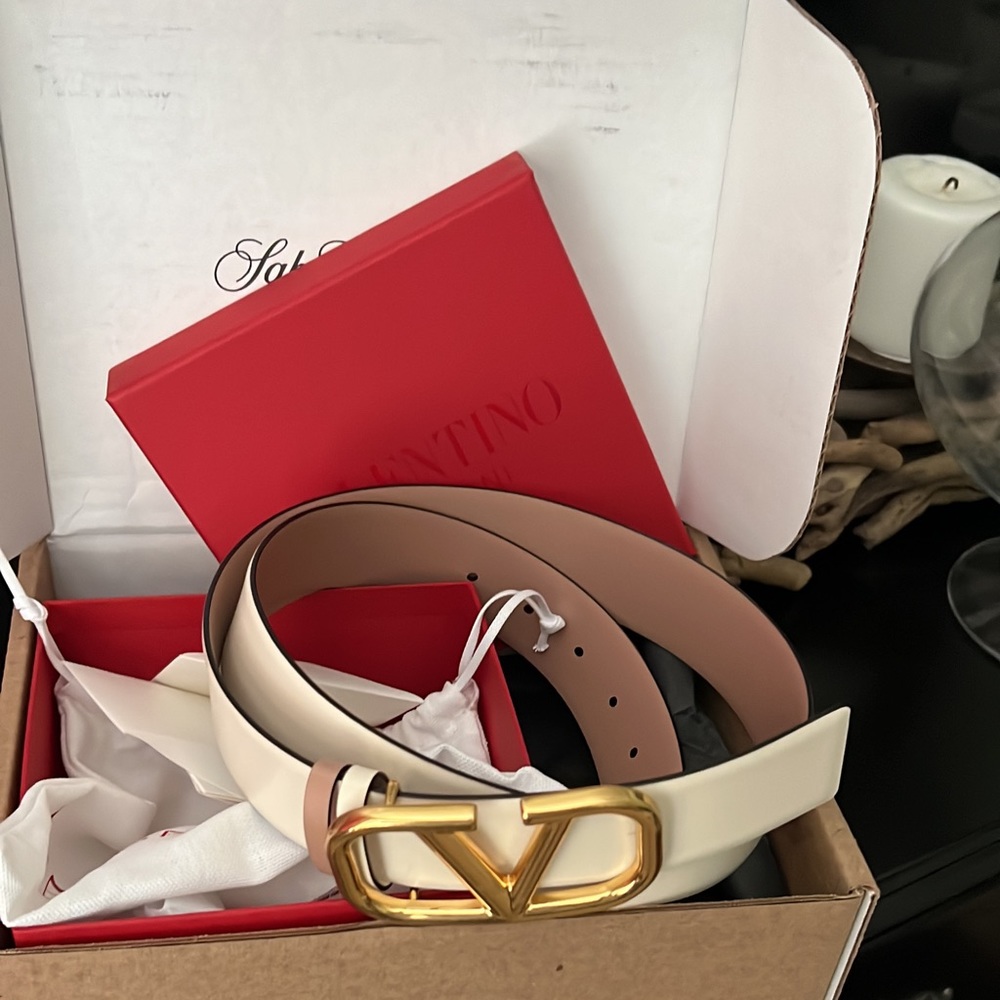 Valentino Reversible Belt Off White/Beige sz 90. Comes with receipt,tags,box,bag